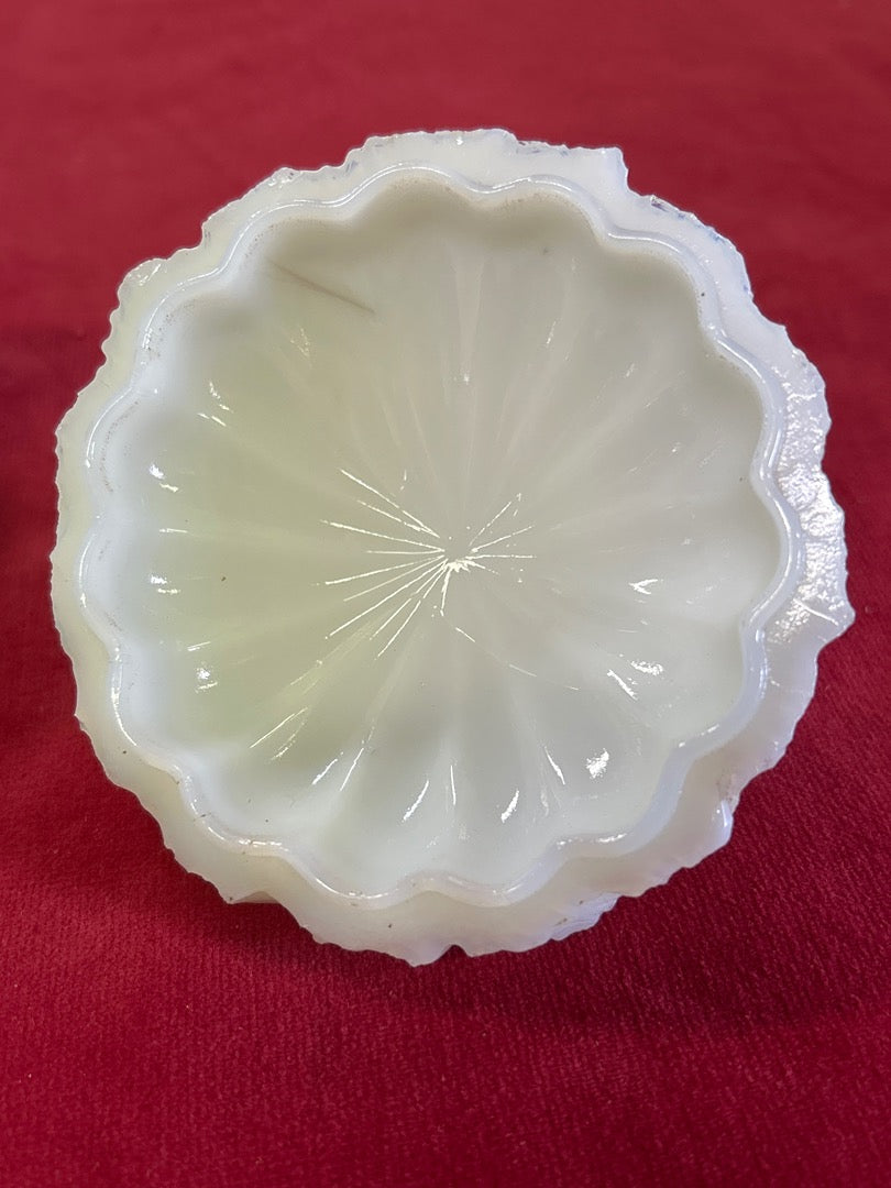 Bonbonnière ou sucrier ancien – En Opaline