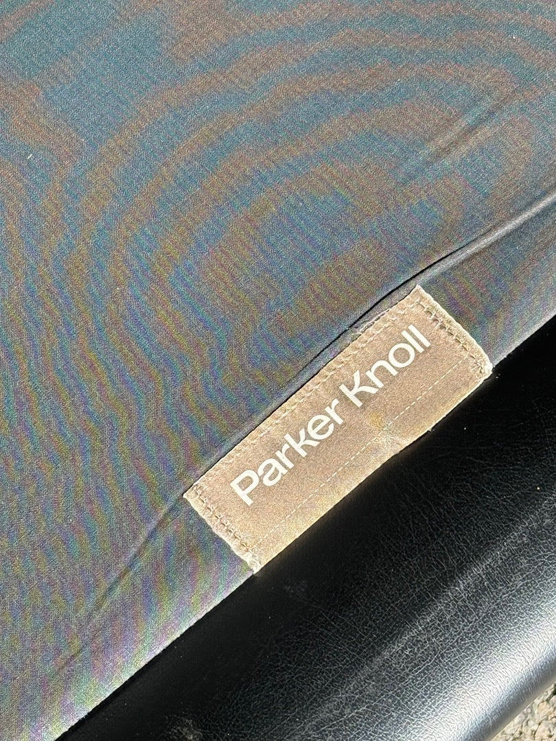 Paire de fauteuils design sculptural – Parker Knoll Statesman – Fauteuils – Cuir noir et bois