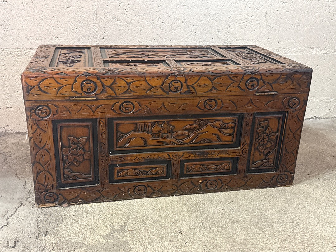 Coffre sculpté – Malle en bois
