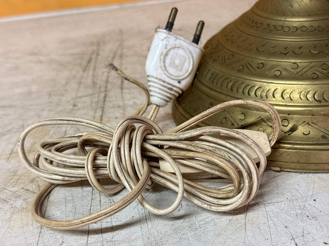 Lampe ancienne – En laiton ciselé