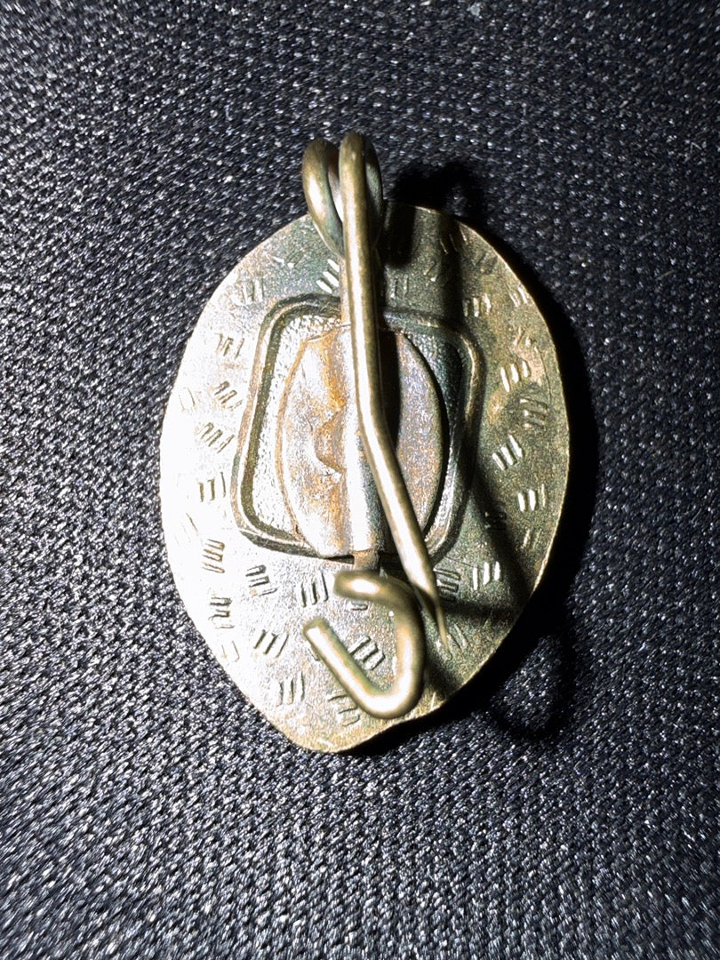 Insigne – Sans Marque – Souvenirs – Broche Métal Doré Et Rouge
