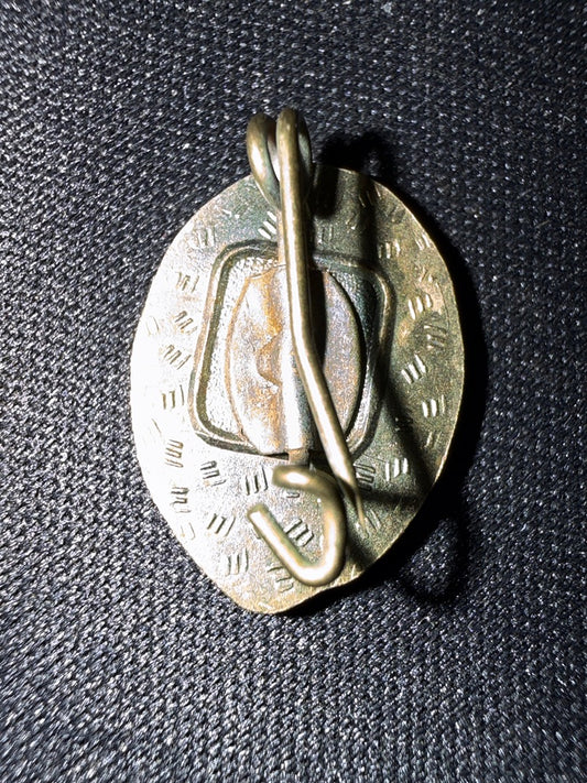 Insigne – Sans Marque – Souvenirs – Broche Métal Doré Et Rouge