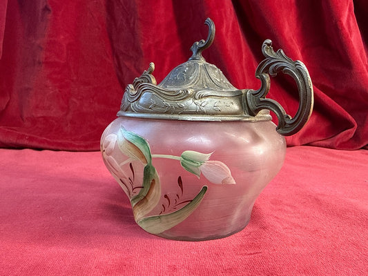 Bonbonnière en verre rose dépoli à décor floral et monture métallique amovible