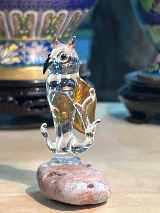 Statuette Chouette / Hibou en verre posé sur une pierre