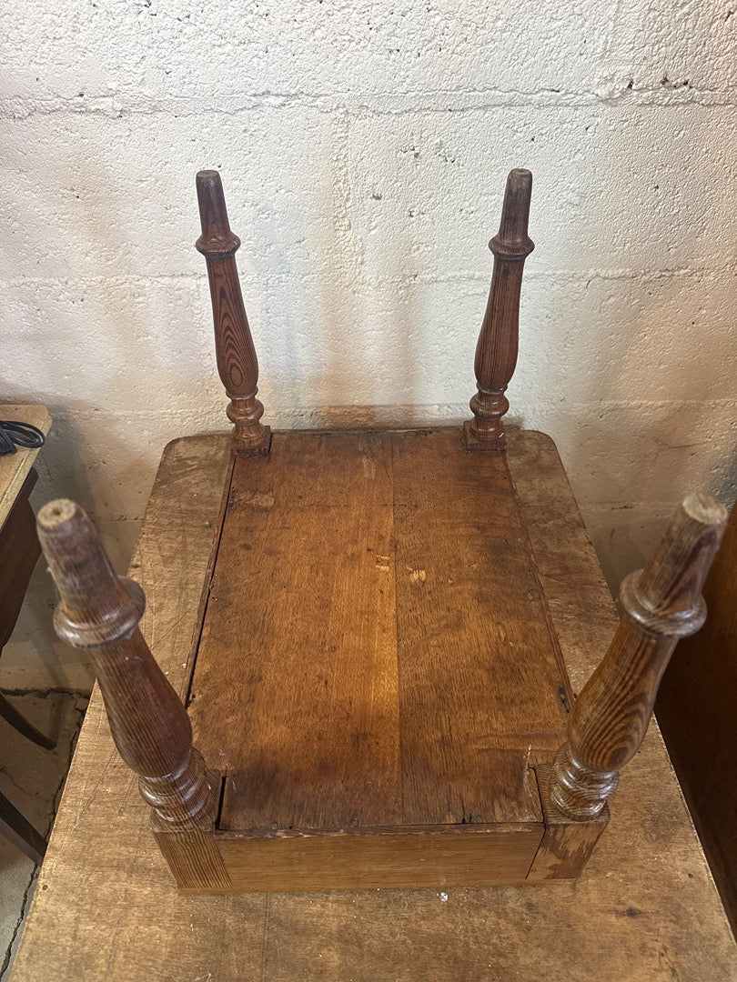 Meuble ancien – Banc de toilette en bois