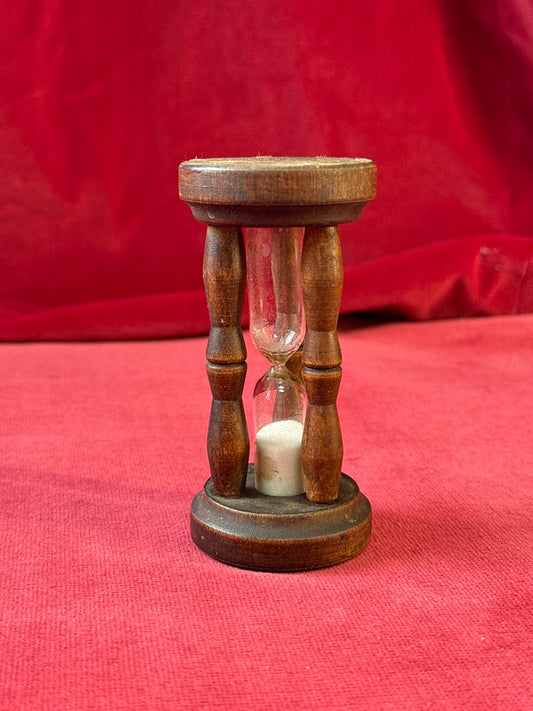 Petit sablier en bois tourné et verre, hauteur 10 cm