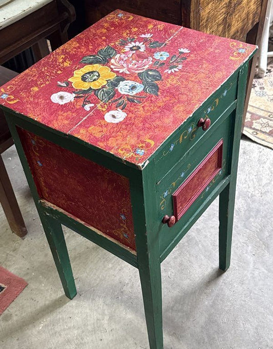 Table de chevet – Vintage – Mobilier – Décor floral peint