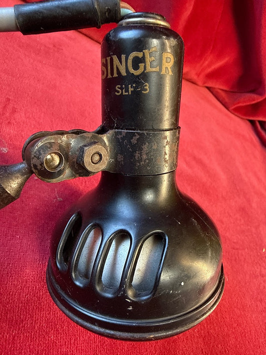 Lampe Singer SLF-3 noire orientable avec tige de fixation, à restaurer