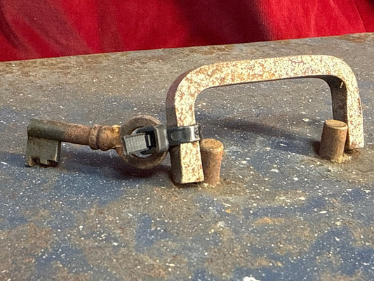 Boîte métallique bleue mouchetée avec poignée, serrure et clé