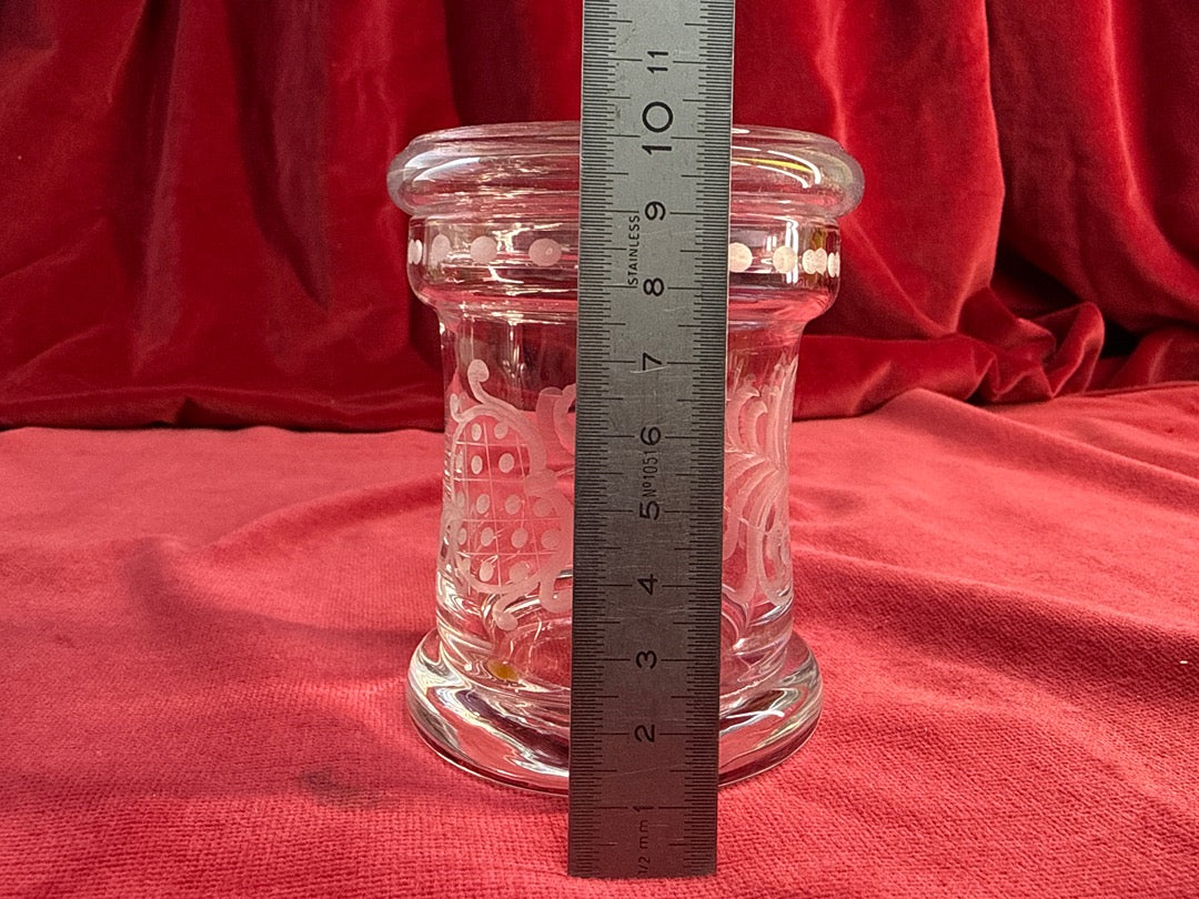 Pot en verre gravé à volutes et feuillages, avec couvercle