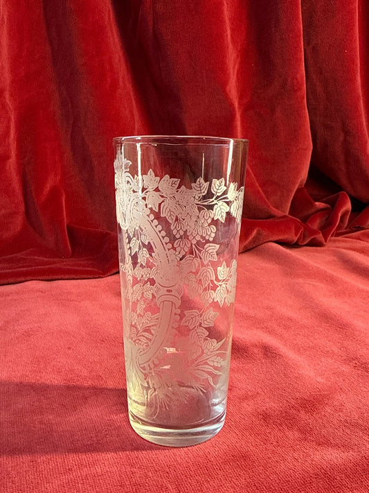 Gobelet en verre gravé « Émile », date 1889 et décor à mascaron