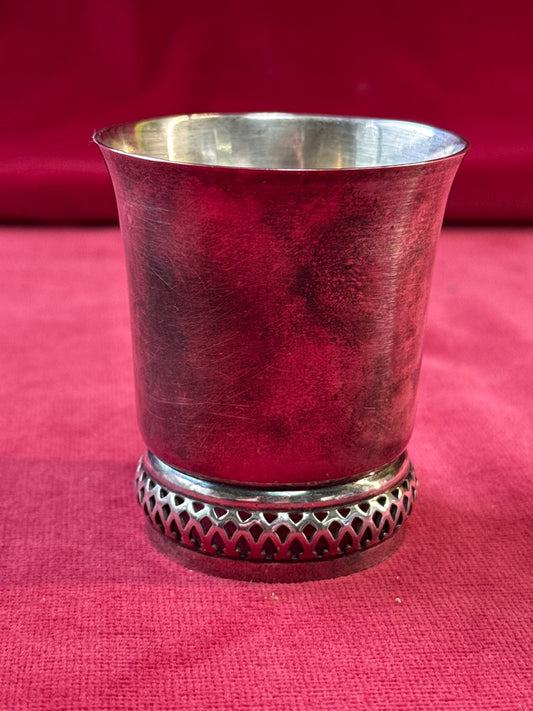 Timbale en métal argenté sur pied ajouré, avec écrin
