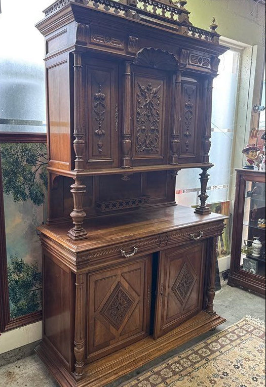Buffet deux corps – Style Henri 2 – Ornement – Chêne sculpté