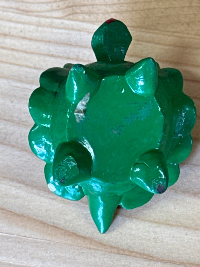Figurine tortue – Décoration – Bois peint vert - Bouge la Tête