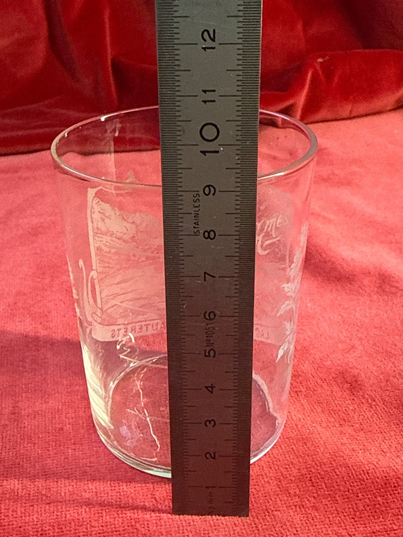 Verre de cure gradué Cauterets, décor gravé du lac de Gaube