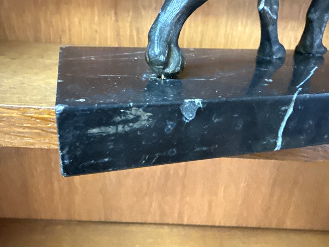 Sculpture – Chien de chasse style Bronze
