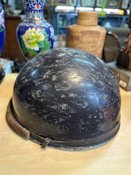 Casque de moto vintage en acier noir – Ancien modèle