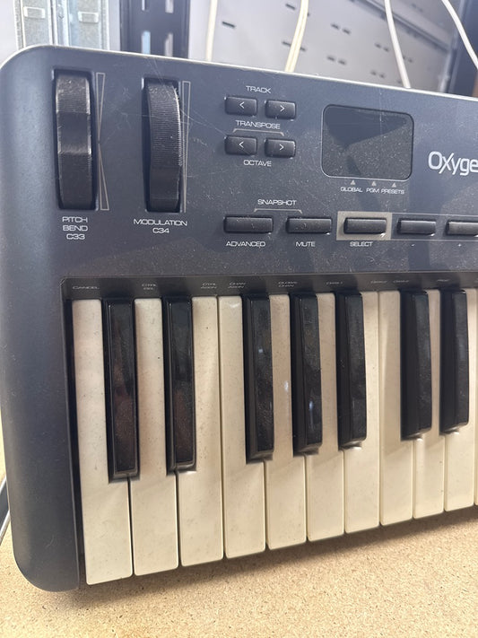 Clavier maître – M-audio Oxygen 49 3rd gen – Instruments de musique – Contrôleur Midi gris