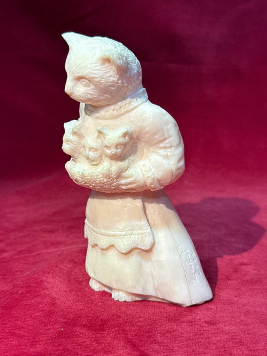 Figurine chat mere et chatons en os sculpté