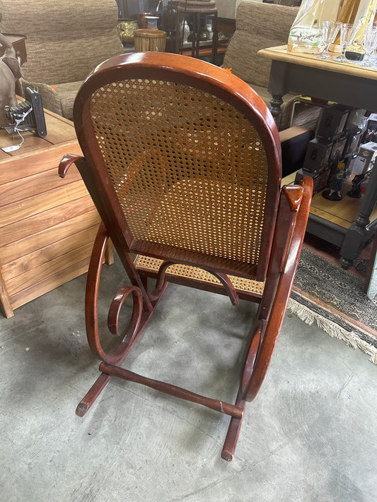 Fauteuil à bascule en bois et cannage – Style Thonet vintage