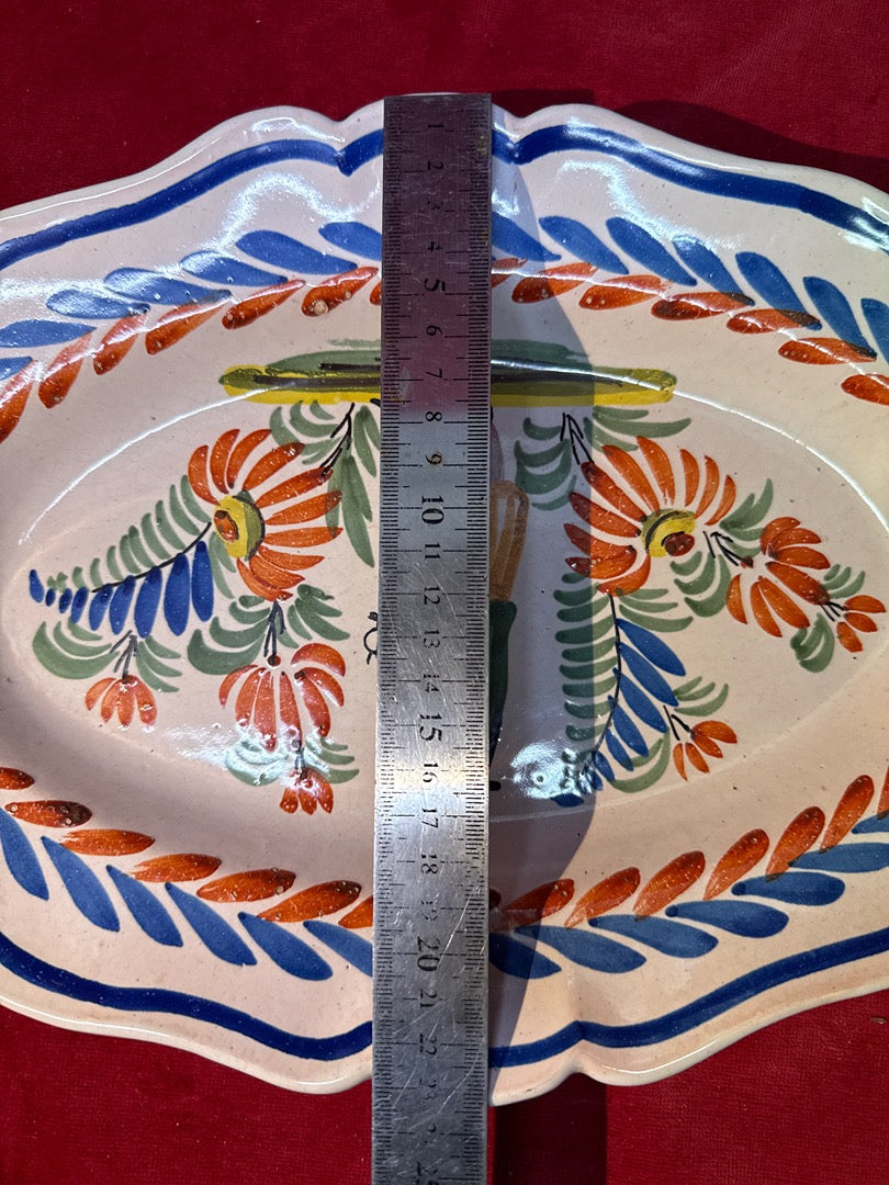 Grand plat oval en ceramique Quimper decor personnage