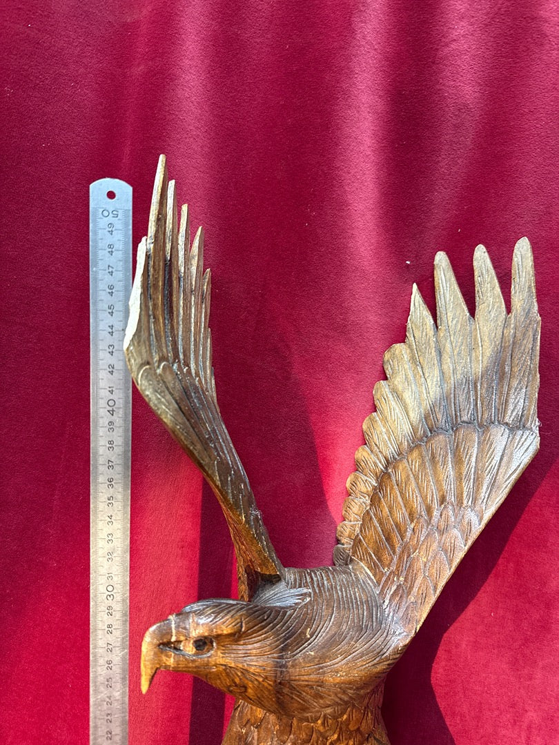 Grande statuette aigle en bois sculpté