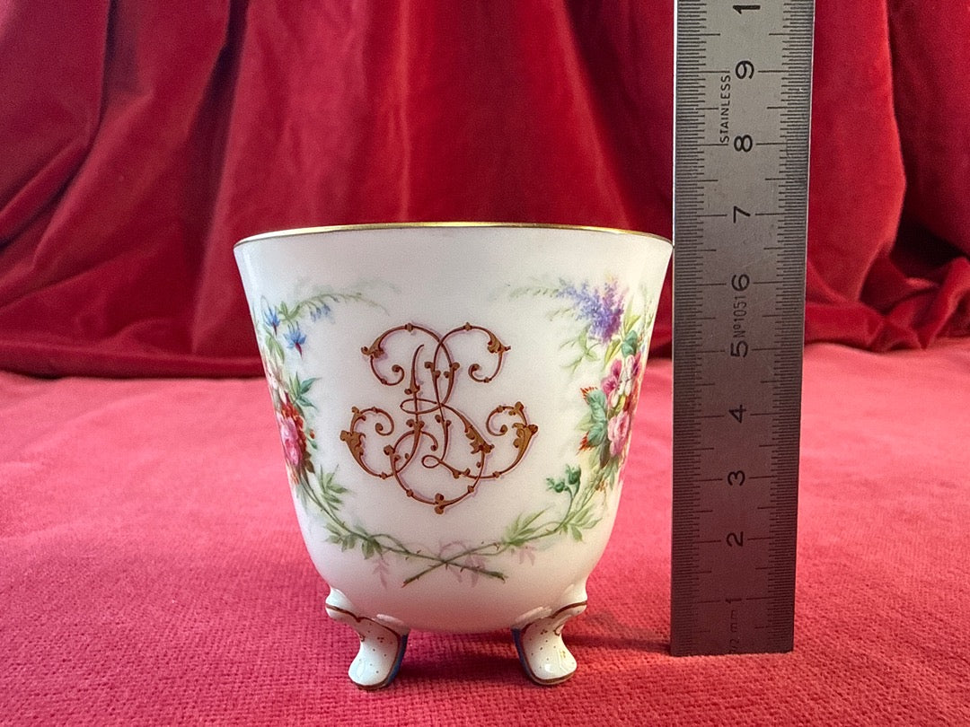 Tasse tripode et soucoupe en porcelaine, fleurs et monogramme doré
