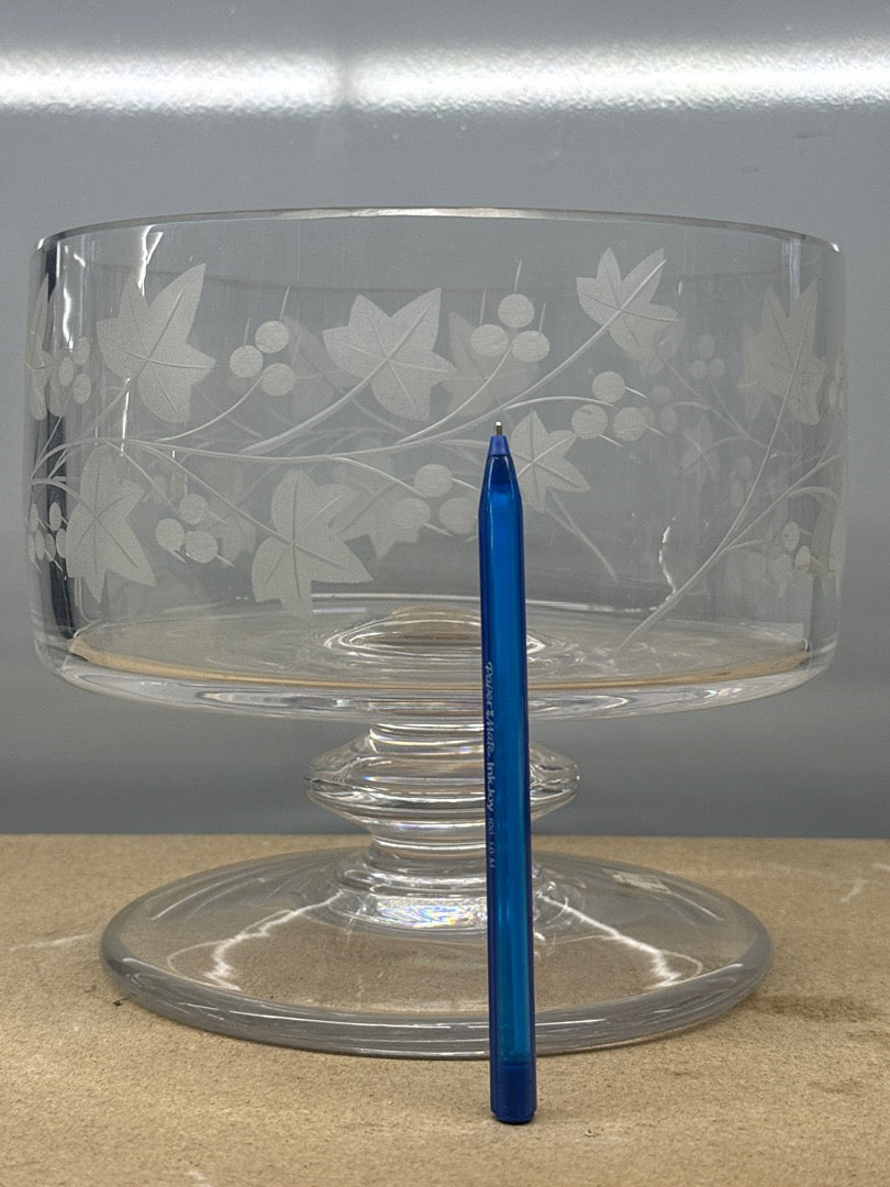 Coupe sur pied en verre – Plat de service – Décor lierre gravé