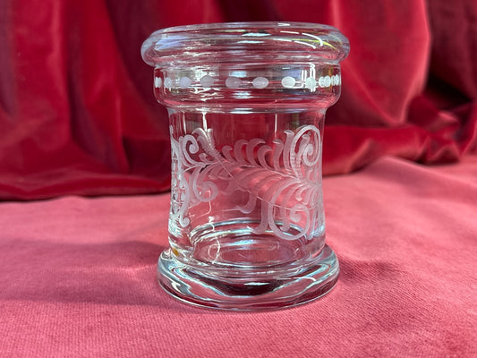 Pot en verre gravé à volutes et feuillages, avec couvercle