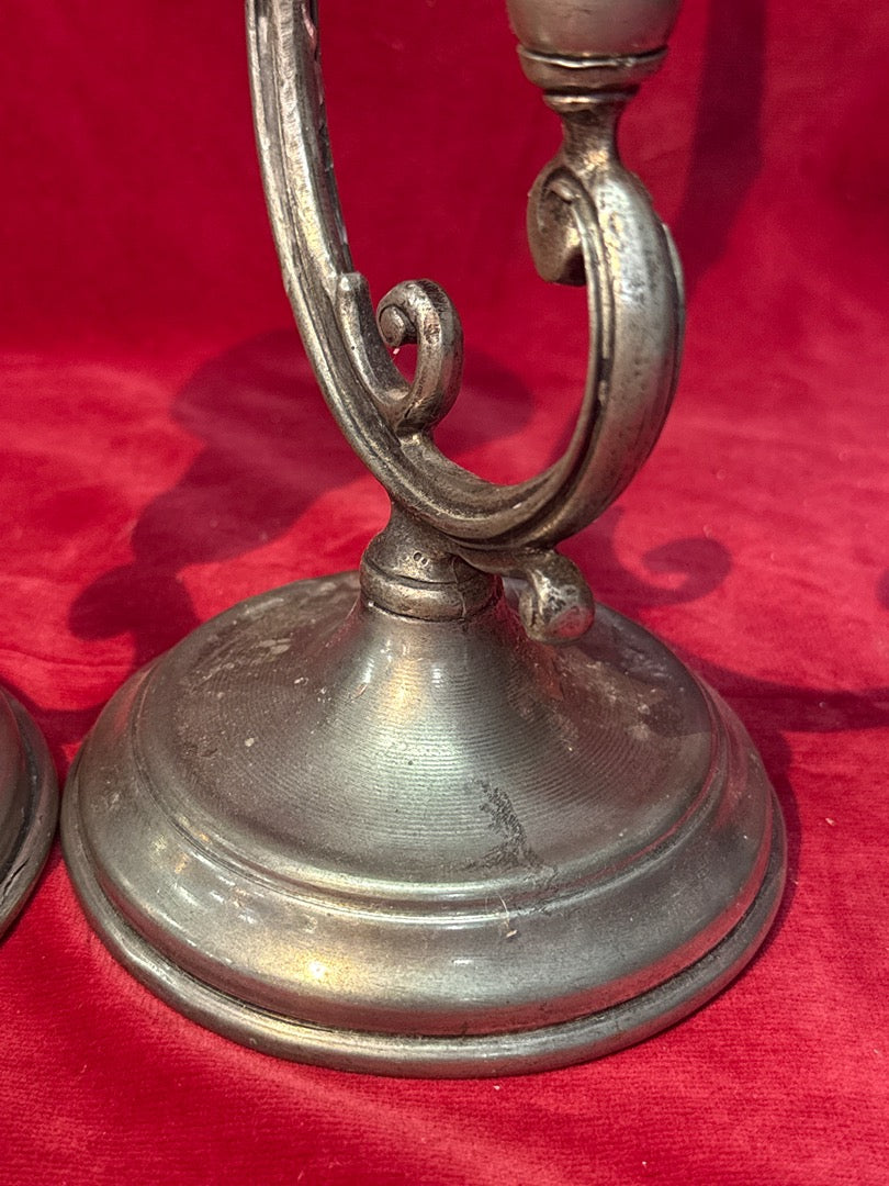 Paire de bougeoirs anciens en étain