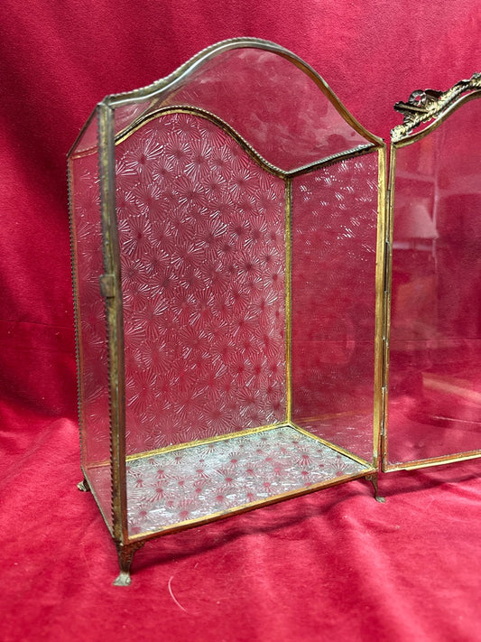 Petite vitrine reliquaire en laiton et verre biseauté