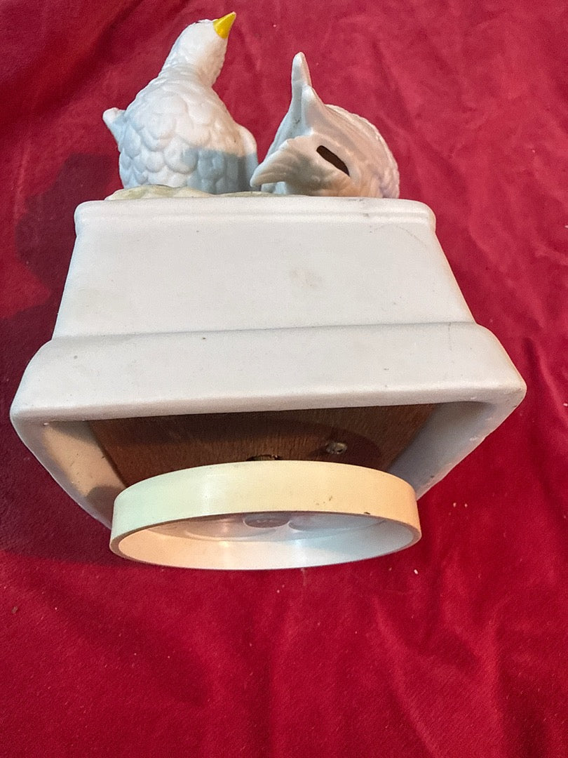Boîte à musique – Vintage – Bibelot – Colombes en porcelaine