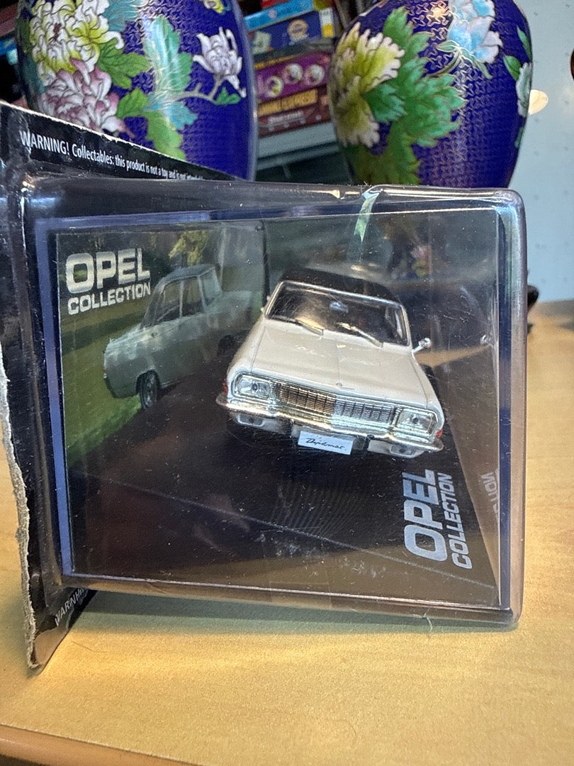 Voiture miniature – Opel Diplomat V8 – Collection – Blanche et noire