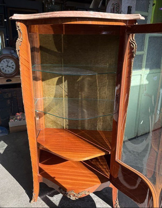Vitrine – Style Louis Xv – Ornement – Marqueterie et Bronze / Laiton
