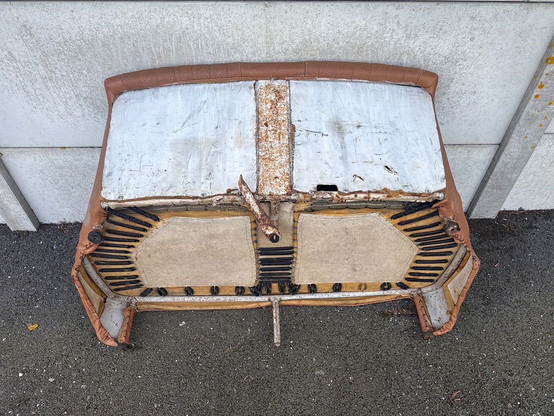 Banquette arrière de voiture ancienne – Peugeot – Décoration – Skaï marron