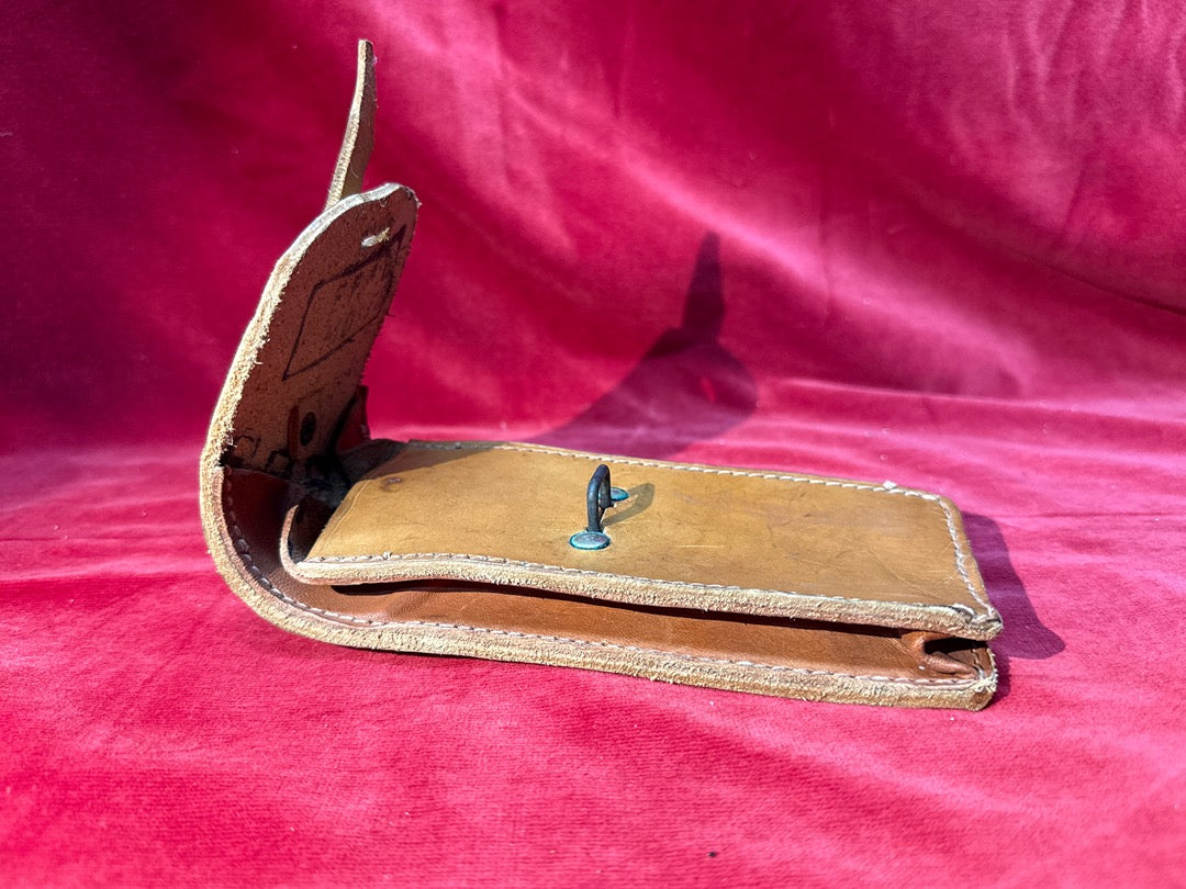 Porte chargeur militaire en cuir vintage E.f.a.c. Mle 50