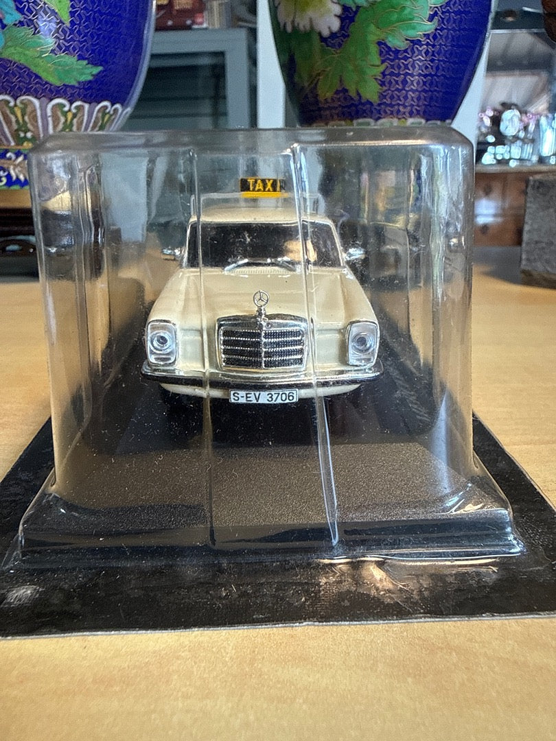 Voiture Mercedes 240d – Mercedes – Miniature – Taxi blanc