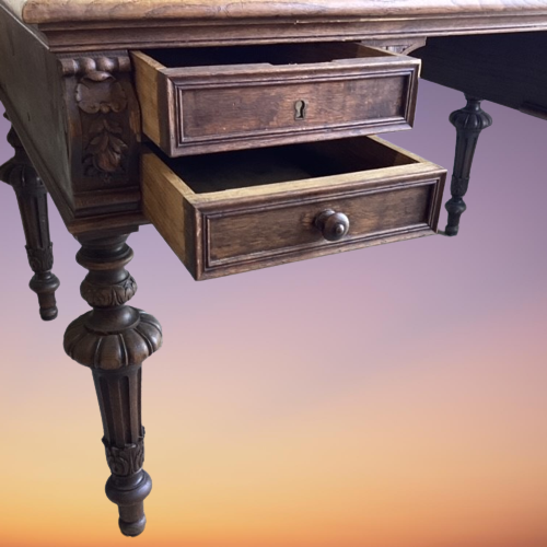 Ancien Bureau à Tiroirs en Pieds Sculptés