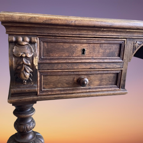 Ancien Bureau à Tiroirs en Pieds Sculptés