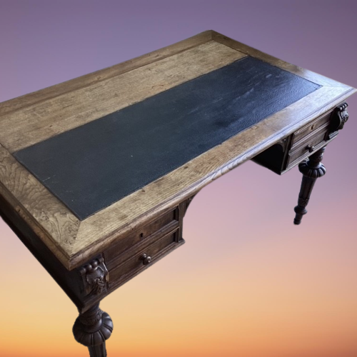 Ancien Bureau à Tiroirs en Pieds Sculptés
