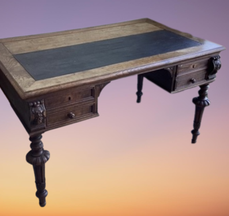 Ancien Bureau à Tiroirs en Pieds Sculptés