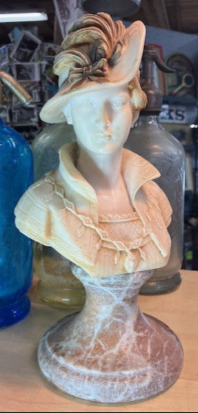 Buste D'une Femme avec Un Chapeau a Plume Sur Socle En Marbre
