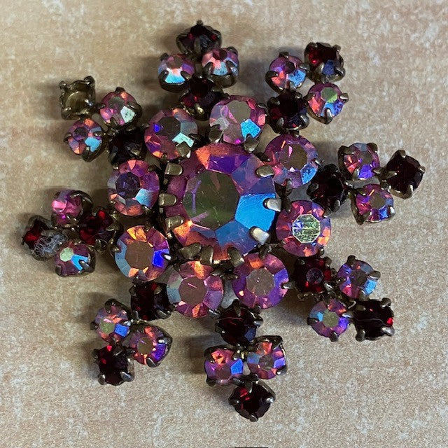 Ancienne Broche Vintage Strass Irisés Monture En Métal Doré
