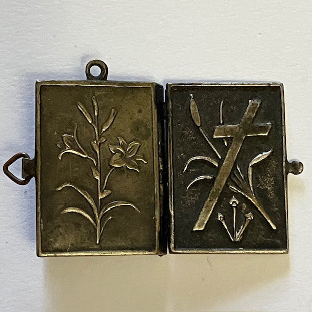 Ancien Pendentif Religieux En Forme De Livre, Chemin De Croix De Jésus