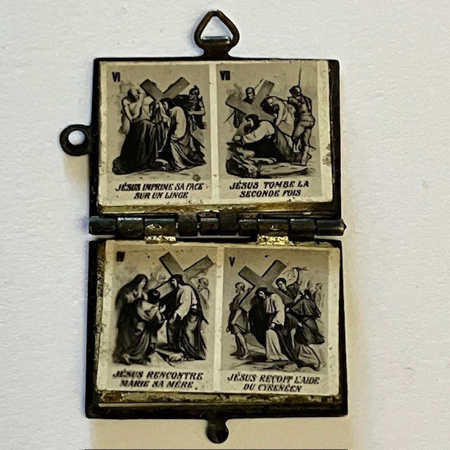 Ancien Pendentif Religieux En Forme De Livre, Chemin De Croix De Jésus