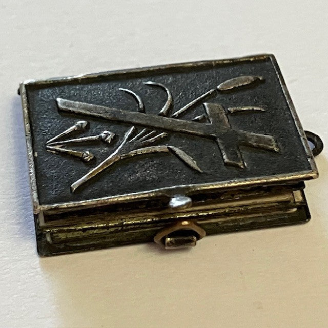 Ancien Pendentif Religieux En Forme De Livre, Chemin De Croix De Jésus
