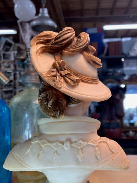 Buste D'une Femme avec Un Chapeau a Plume Sur Socle En Marbre