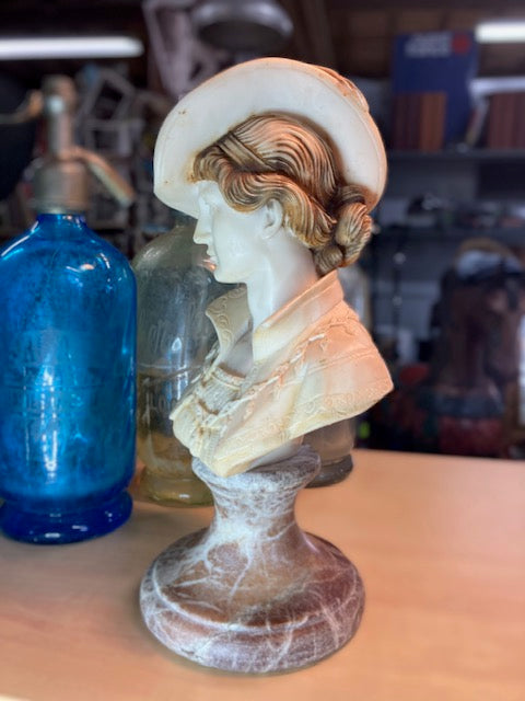 Buste D'une Femme avec Un Chapeau a Plume Sur Socle En Marbre
