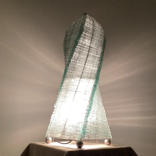Lampe à poser en lamelles de verre, forme de tour torsadée