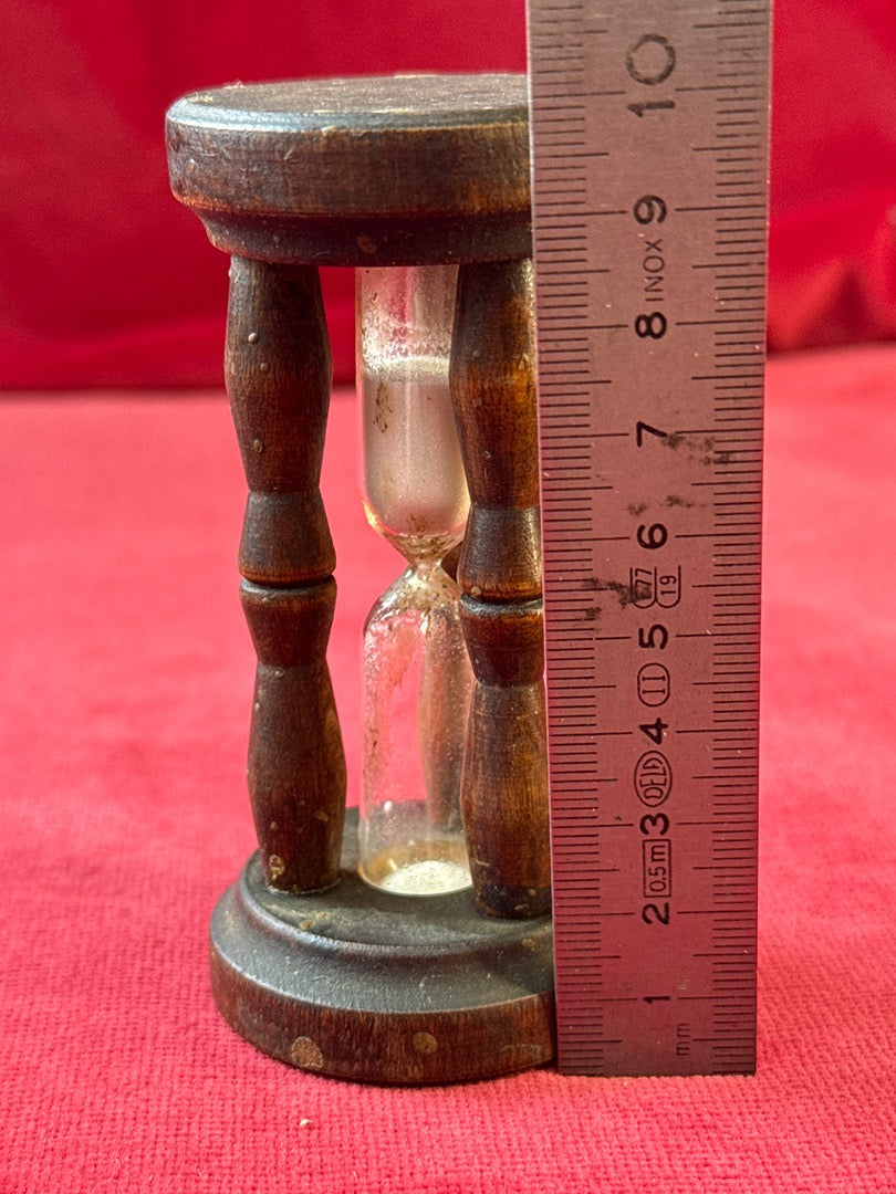 Petit sablier en bois tourné et verre, hauteur 10 cm